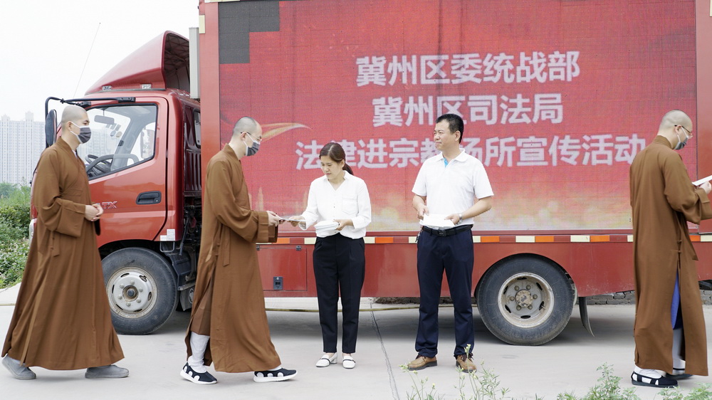 恢复开放升国旗  普法宣传进寺院