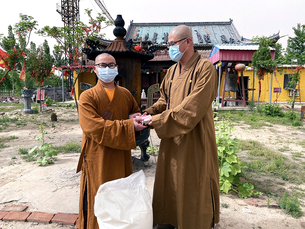 冀州道安寺住持崇悲法师受省佛协委托帮扶慰问部分困难佛教活动场所