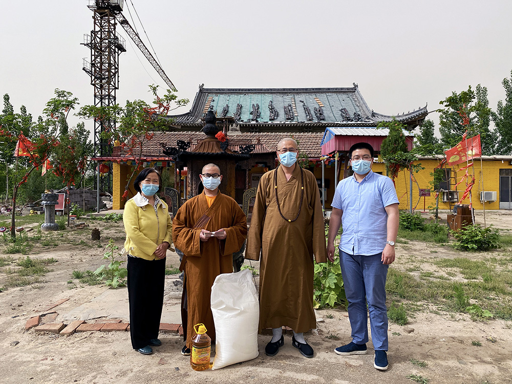 冀州道安寺住持崇悲法师受省佛协委托帮扶慰问部分困难佛教活动场所