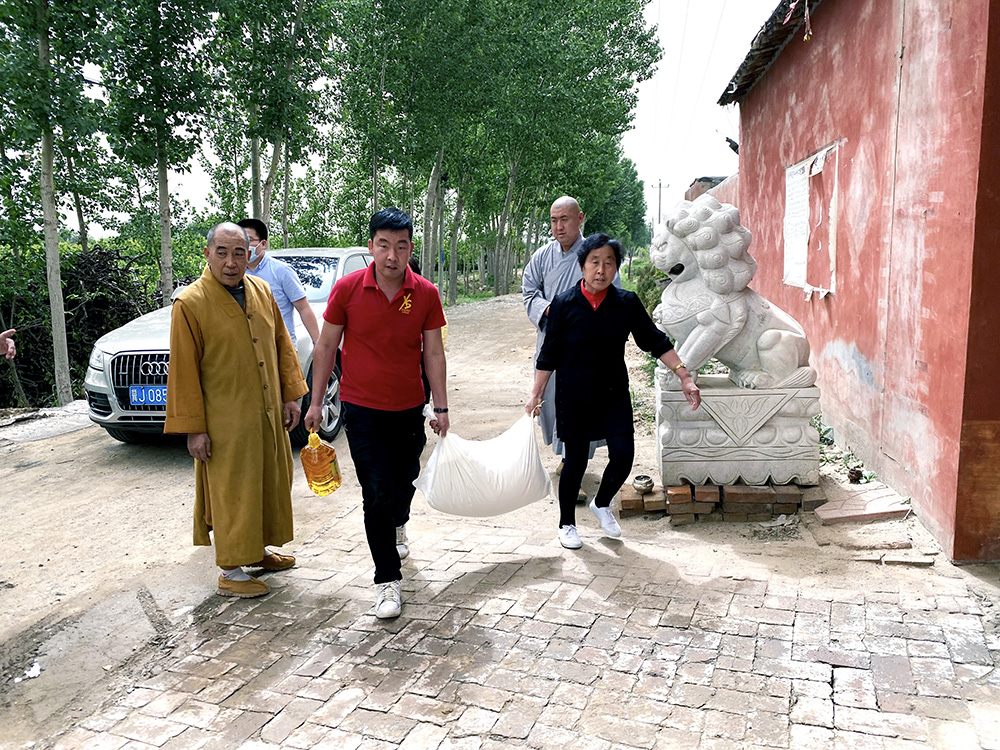 冀州道安寺住持崇悲法师受省佛协委托帮扶慰问部分困难佛教活动场所