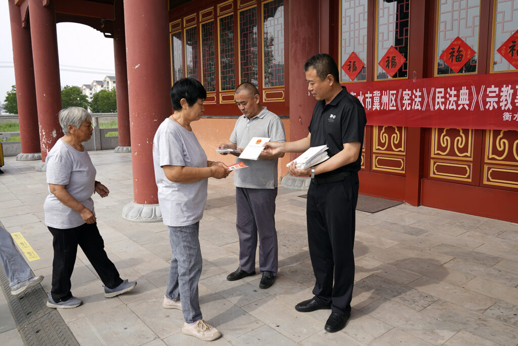 冀州区委统战部联合区司法局在冀州道安寺开展普法宣传活动 冀州区委统战部联合区司法局在冀州道安寺开展普法宣传活动