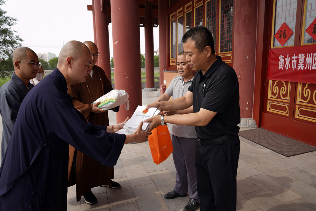 冀州区委统战部联合区司法局在冀州道安寺开展普法宣传活动 冀州区委统战部联合区司法局在冀州道安寺开展普法宣传活动